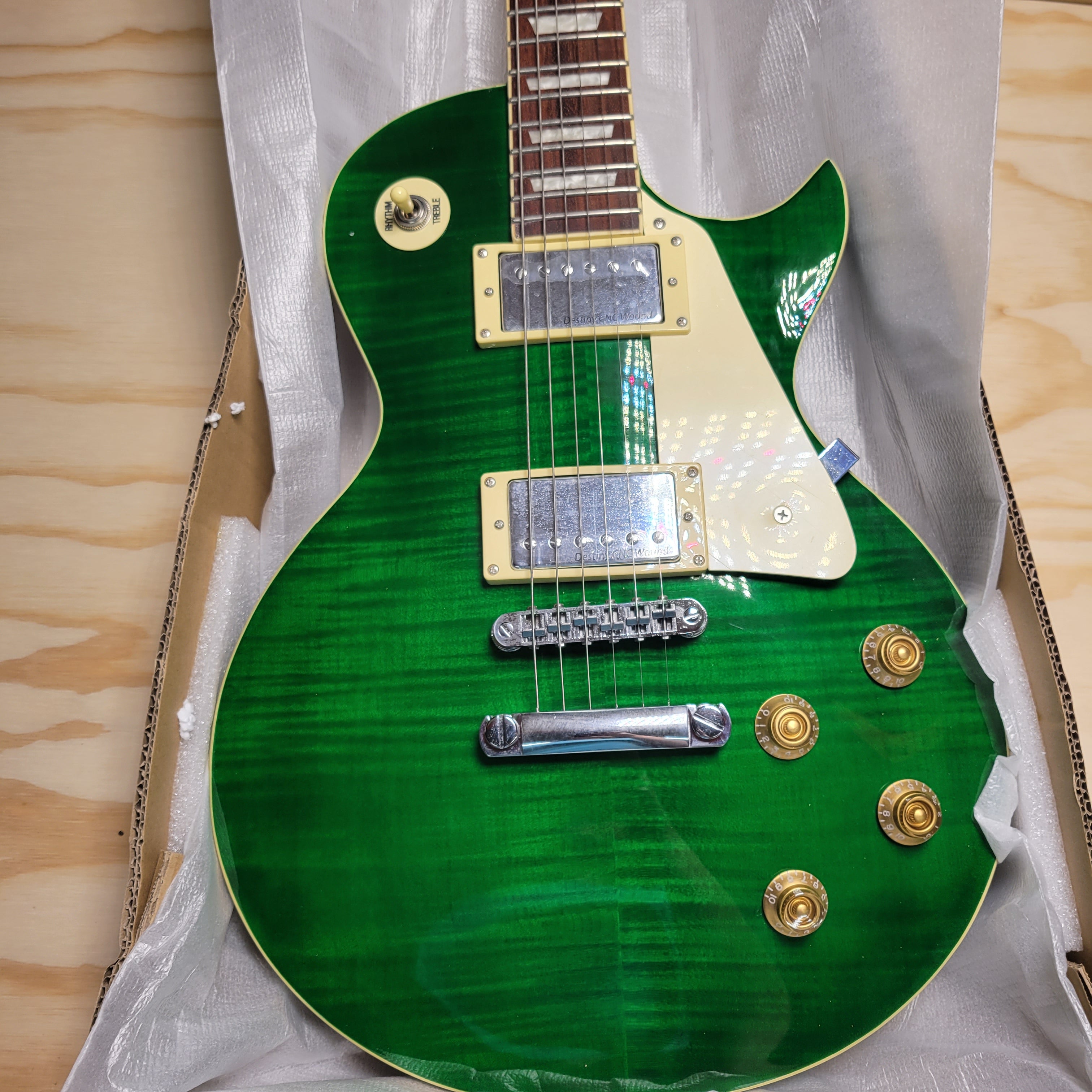 IYV ILS-300 EGR Les Paul Solid-Body Electric Guitar Emerald Green (8052259717358)